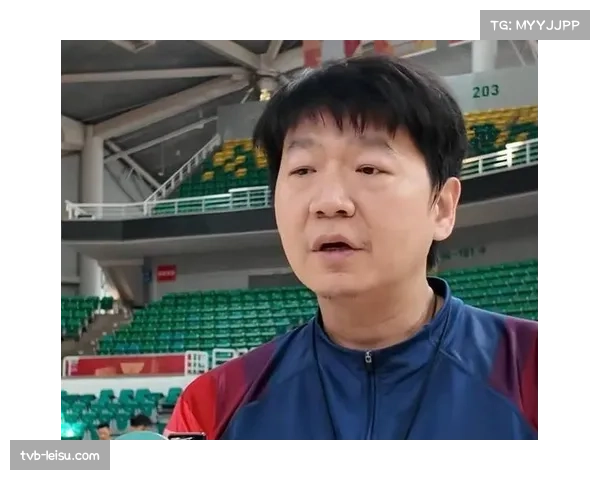 镜头之外：新疆队翻译紧急向主帅传达战术，邱彪用中文直接喊出防守布置